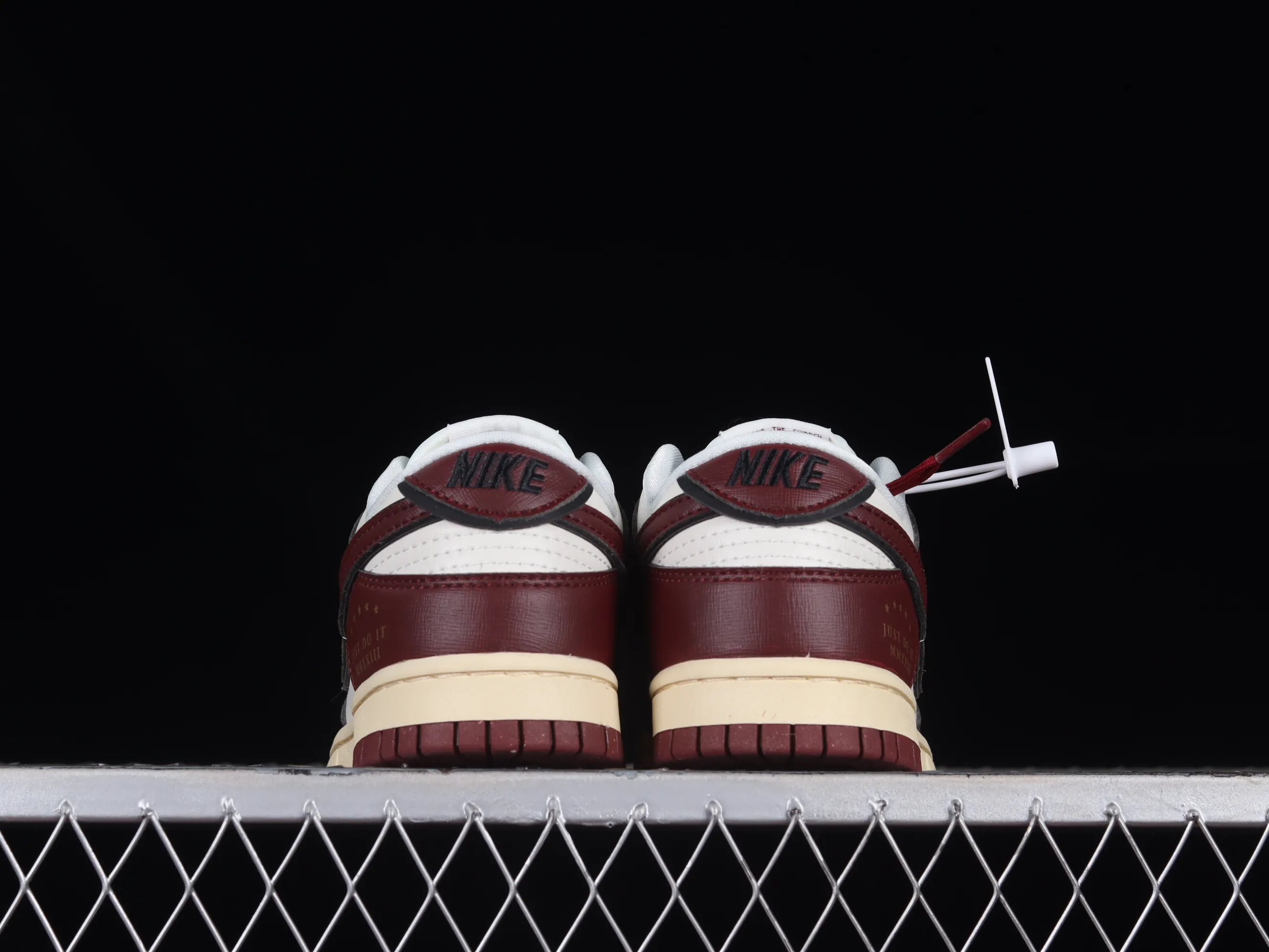 All categories Nk SB Dunk Series Nk SB Dunk Low low-top sneakers Cost-effective version Nk Dunk Low "Team Red" metal buckle burgundy SB low-top sports and leisure sneakers DV1160-101